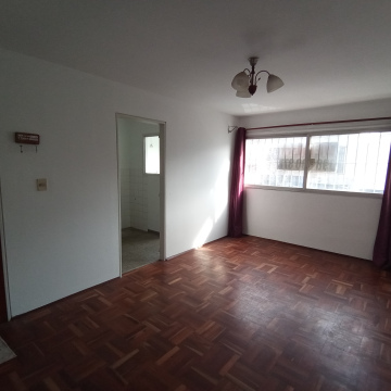 Alquiler. Apartamento, 2 dormitorios, al frente, Centro, buen estado. $ 25000