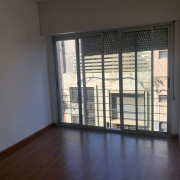 Alquiler apto. un dormitorio, barrio Centro, a 3 cuadras de 18 de Julio. $ 18.000