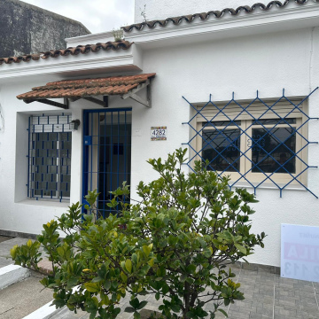 Alquiler apartamento, al frente, tipo casa, 2 dormitorios, con garaje, a pocas cuadras de barrio Prado. $ 34.000