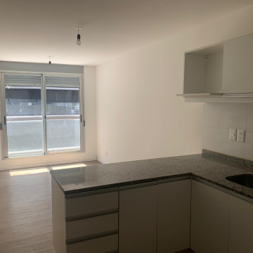 Alquiler apto. 1 dormitorio, con balcón, a metros de 18 de julio, al frente. $ 25.000