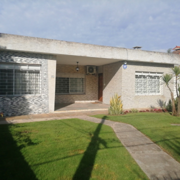 Venta Casa, 4 dormitorios, fondo amplio. Frente a Camino Carrasco