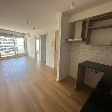 Alquiler Apartamento 1 Dormitorio, excelente estado, Garaje, al frente, 8 de Octubre esquina 18 de Julio. $ 31.000